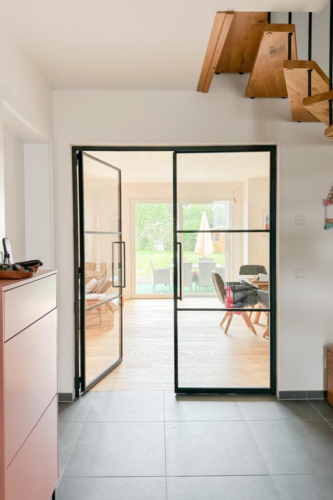 Stahl Meister Slim Line Stahl Loft Tür, Doppeltür, Schwarzer Stahlrahmen, Klarglas mit Absenkdichtung, absenkbarer Bodendichtung, mit Gehflügel und festestellenden Stehflügel