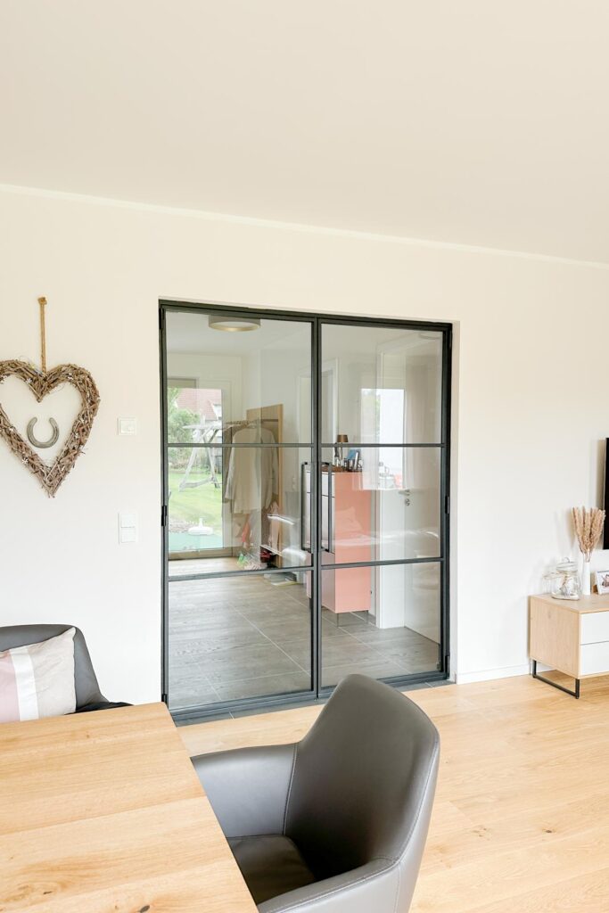 Stahl Meister Slim Line Stahl Loft Tür, Doppeltür, Schwarzer Stahlrahmen, Klarglas mit Absenkdichtung, absenkbarer Bodendichtung, mit Gehflügel und festestellenden Stehflügel