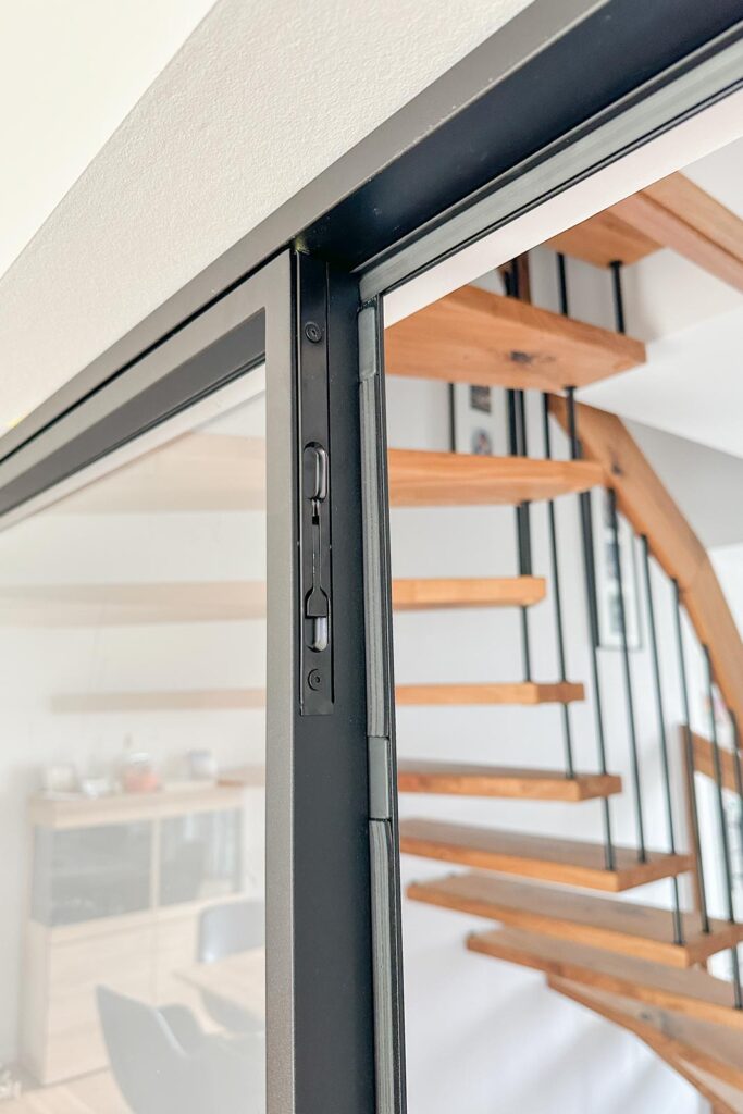 Stahl Meister Slim Line Stahl Loft Tür, Doppeltür, Schwarzer Stahlrahmen, Klarglas mit Absenkdichtung, absenkbarer Bodendichtung, mit Gehflügel und festestellenden Stehflügel