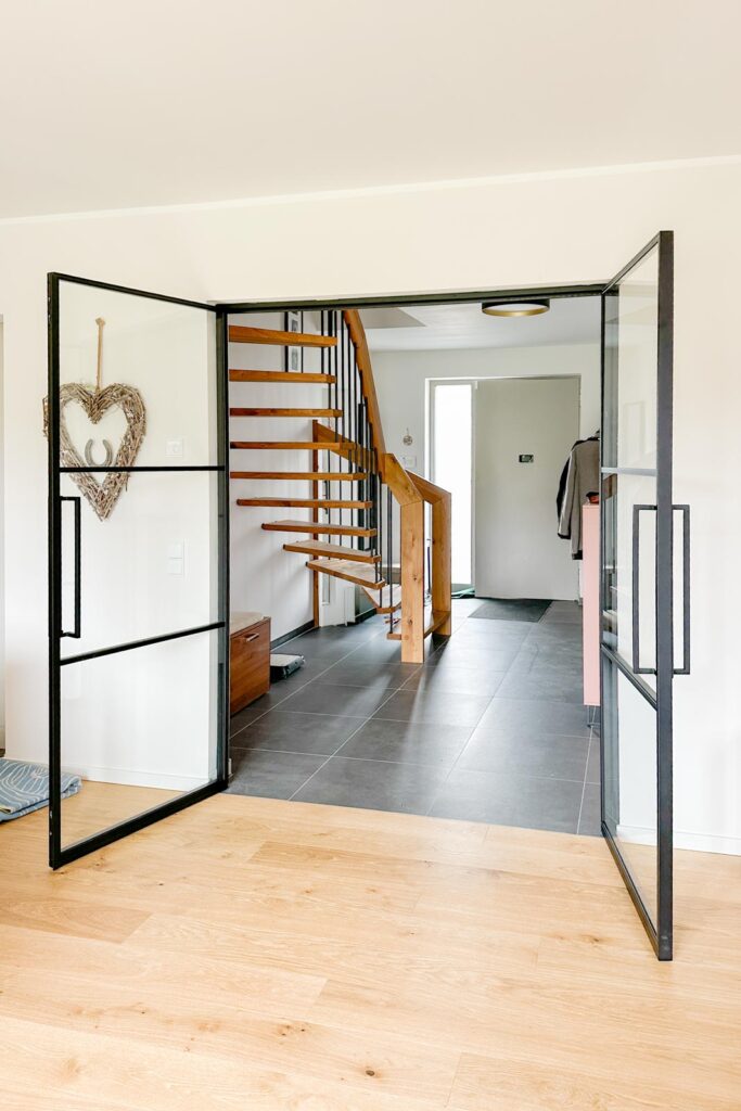 Stahl Meister Slim Line Stahl Loft Tür, Doppeltür, Schwarzer Stahlrahmen, Klarglas mit Absenkdichtung, absenkbarer Bodendichtung, mit Gehflügel und festestellenden Stehflügel
