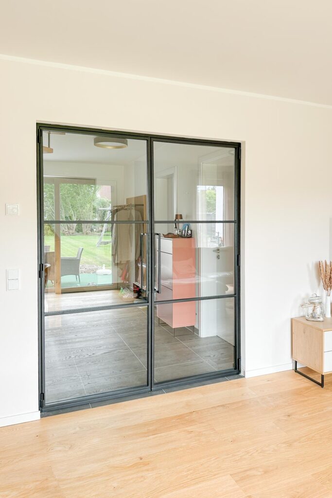 Stahl Meister Slim Line Stahl Loft Tür, Doppeltür, Schwarzer Stahlrahmen, Klarglas mit Absenkdichtung, absenkbarer Bodendichtung, mit Gehflügel und festestellenden Stehflügel