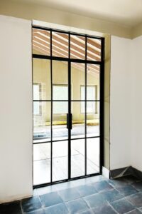 Stahl Meister Stahl Loft Tür aus Stahl und Glas, Lofttür für Ihr Wohnzimmer, moderner Wohnbereich und Loftinterior, schwarzer Stahl mit Glas kombiniert als Doppeltür mit Oberlicht