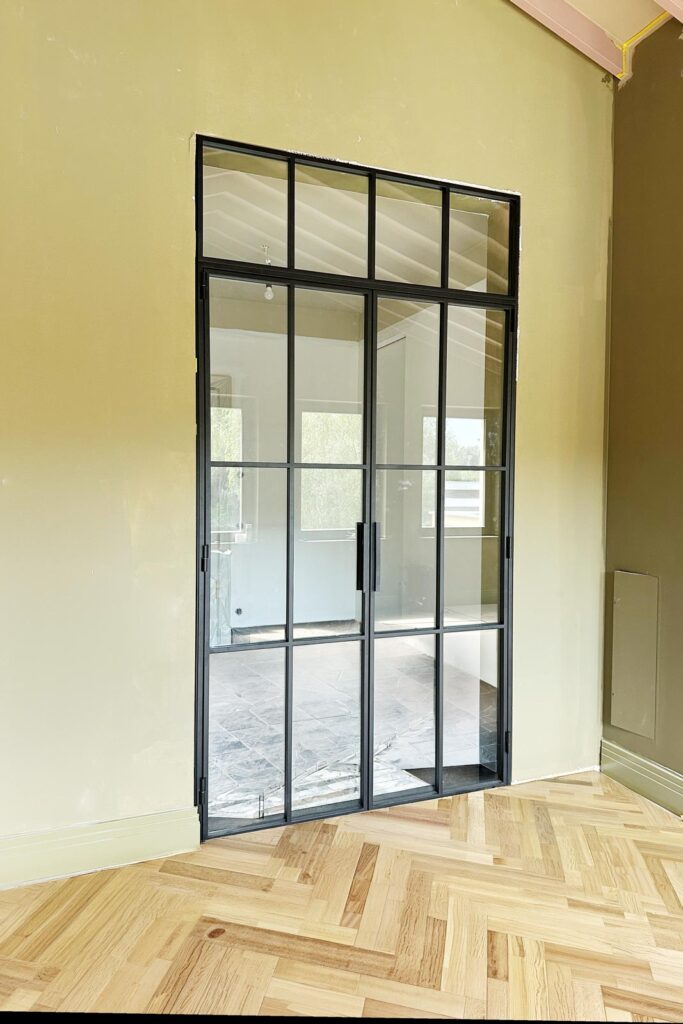 Stahl Meister Stahl Loft Tür aus Stahl und Glas, Lofttür für Ihr Wohnzimmer, moderner Wohnbereich und Loftinterior, schwarzer Stahl mit Glas kombiniert als Doppeltür mit Oberlicht
