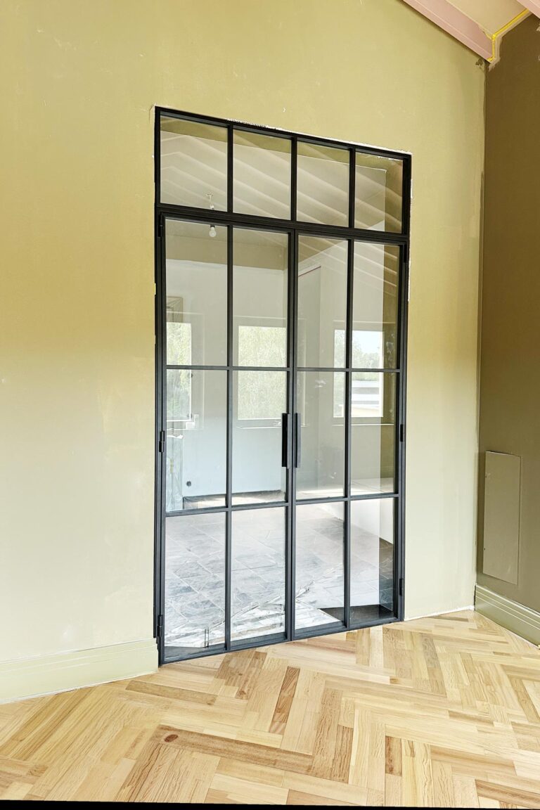 Stahl Meister Stahl Loft Tür aus Stahl und Glas, Lofttür für Ihr Wohnzimmer, moderner Wohnbereich und Loftinterior, schwarzer Stahl mit Glas kombiniert als Doppeltür mit Oberlicht