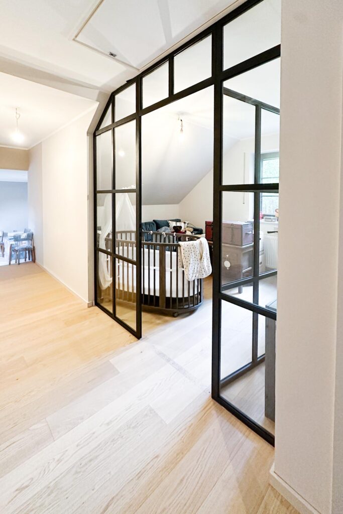 Stahl Meister Stahl Loft Tür- Lofttür Glastrennwand bzw. Raumtrenner zur Abtrennung eines Kinderzimmer mit Schallschutz 10.76mm VSG-Glas, perfekt als Schlafzimmer mit schwarzem Rahmen