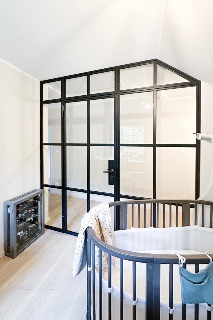 Stahl Meister Stahl Loft Tür- Lofttür Glastrennwand bzw. Raumtrenner zur Abtrennung eines Kinderzimmer mit Schallschutz 10.76mm VSG-Glas, perfekt als Schlafzimmer mit schwarzem Rahmen