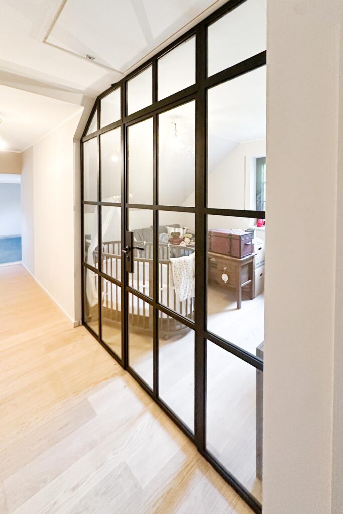 Stahl Meister Stahl Loft Tür- Lofttür Glastrennwand bzw. Raumtrenner zur Abtrennung eines Kinderzimmer mit Schallschutz 10.76mm VSG-Glas, perfekt als Schlafzimmer mit schwarzem Rahmen