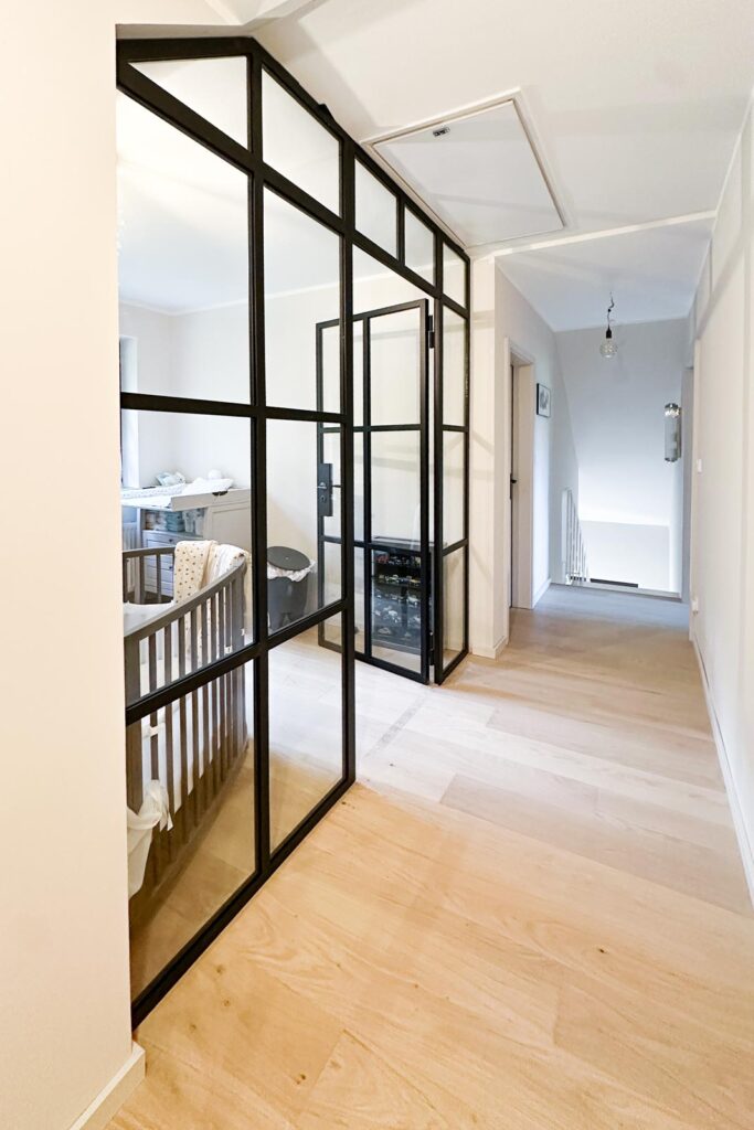 Stahl Meister Stahl Loft Tür- Lofttür Glastrennwand bzw. Raumtrenner zur Abtrennung eines Kinderzimmer mit Schallschutz 10.76mm VSG-Glas, perfekt als Schlafzimmer mit schwarzem Rahmen